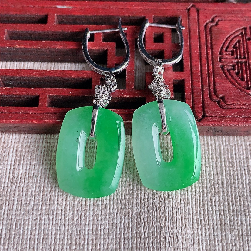 天然A货翡翠18K金伴钻镶嵌飘绿平安环耳坠 
尺寸19.5-14.3-2.6mm 重量5.66g 0320
