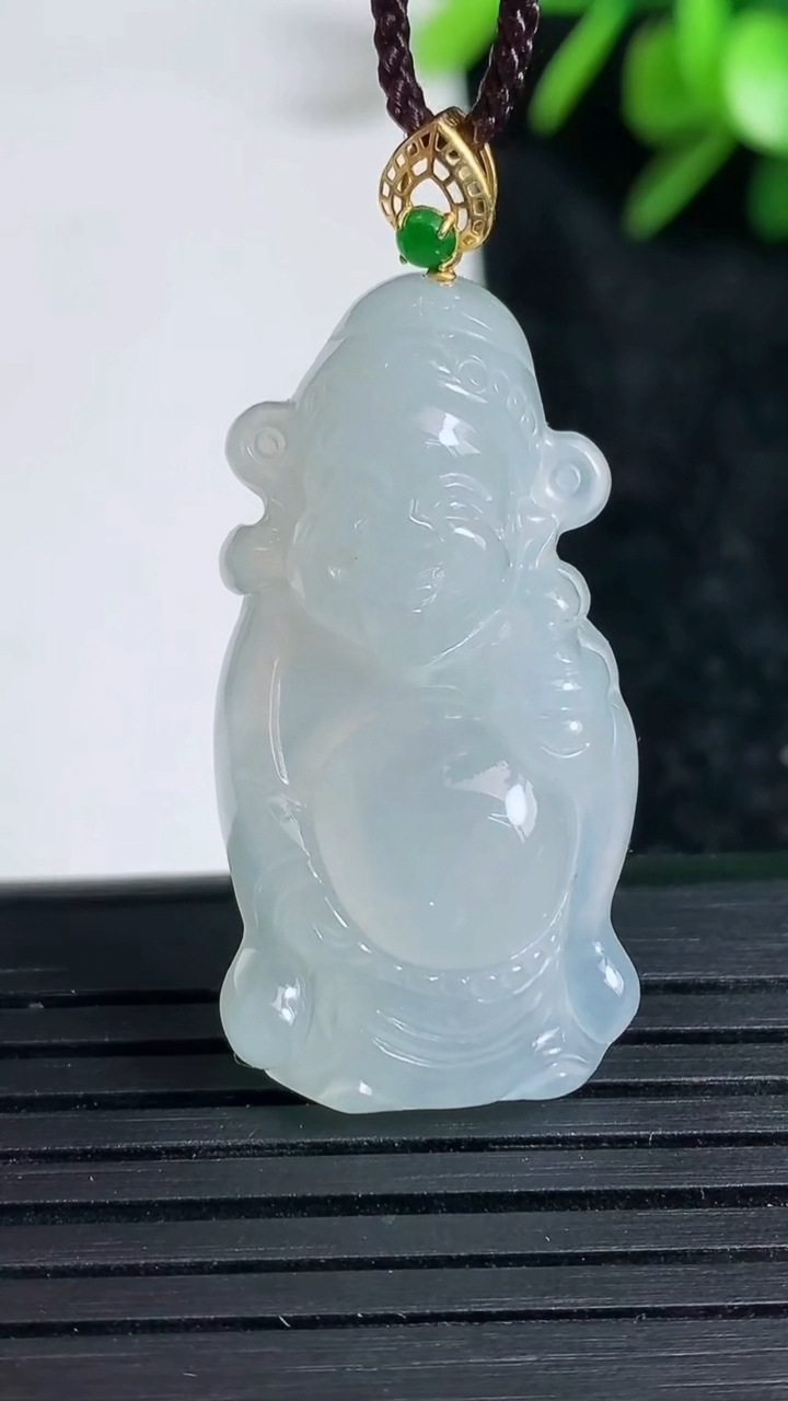 天然A货翡翠18K金飘花财神爷吊坠尺寸34.3-17.4-7.8重量:7.83g
3月22日