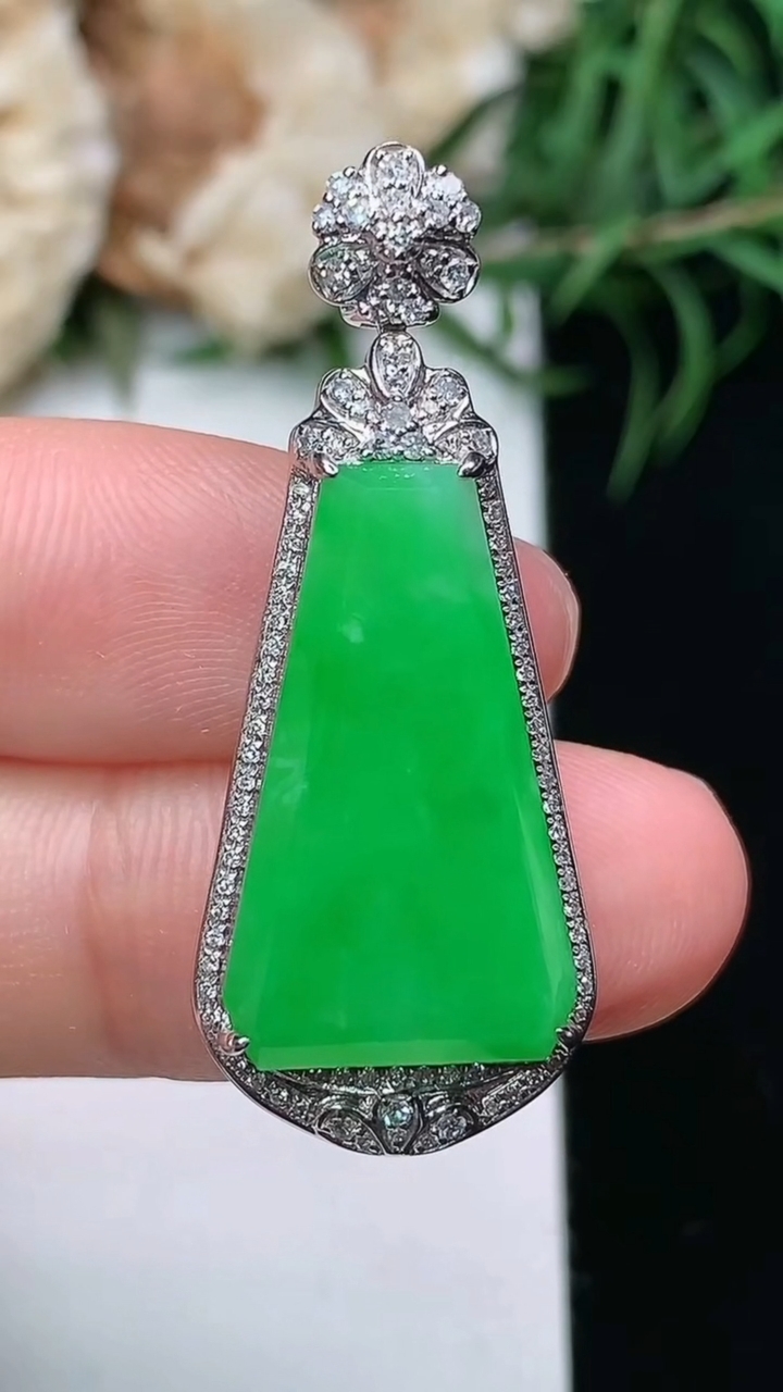 天然A货翡翠无事牌吊坠，尺寸36-14.6-7.2，裸石20.8-12，重量:4.28g
3月22日