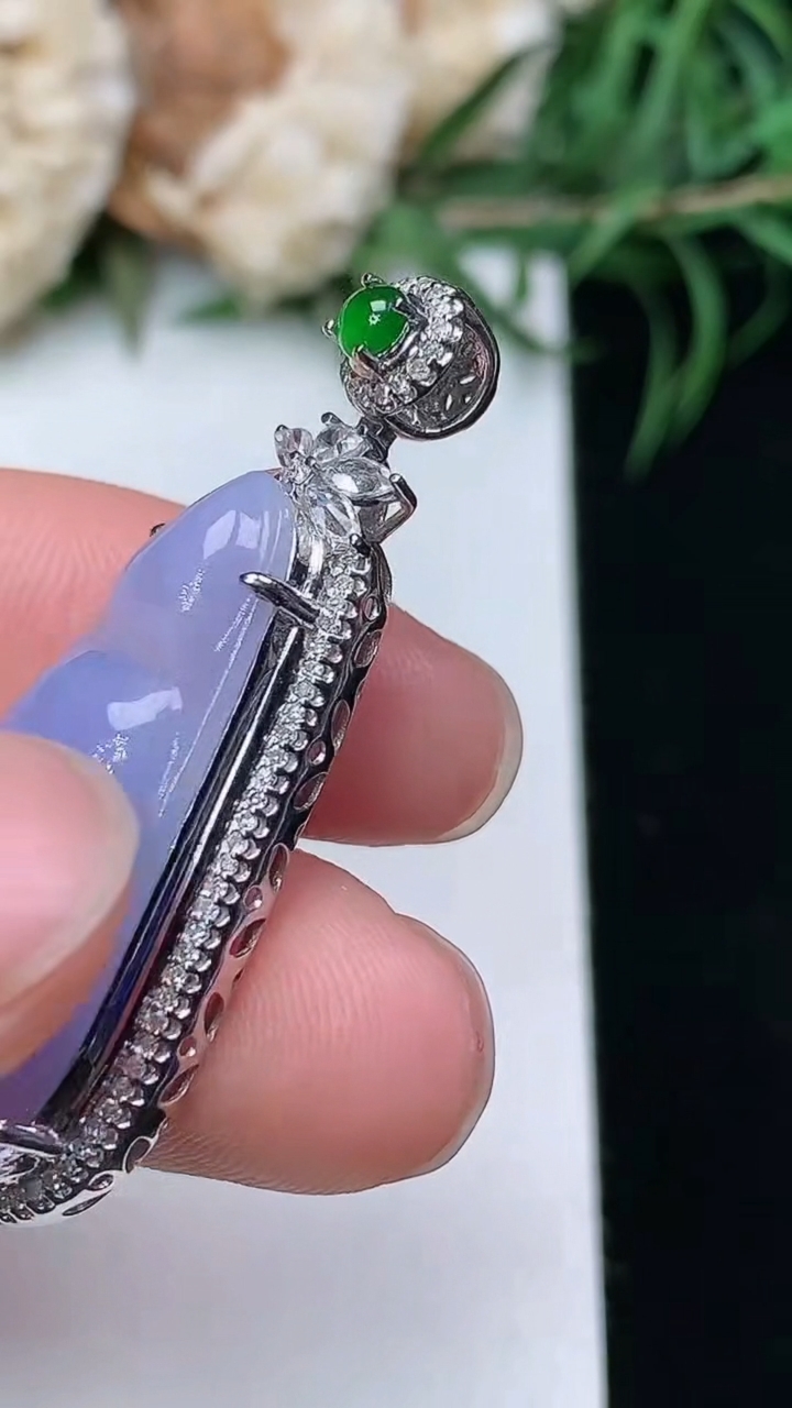 天然A货翡翠k金紫罗兰福豆吊坠，尺寸38-14.6-8.9
3月22日