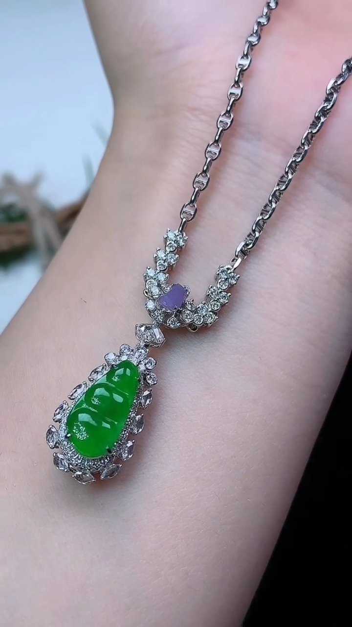 天然A货翡翠福豆项链，尺寸13.4-6.7，重量:6.54g3月22日
工厂直销收藏佳品,种好水足，