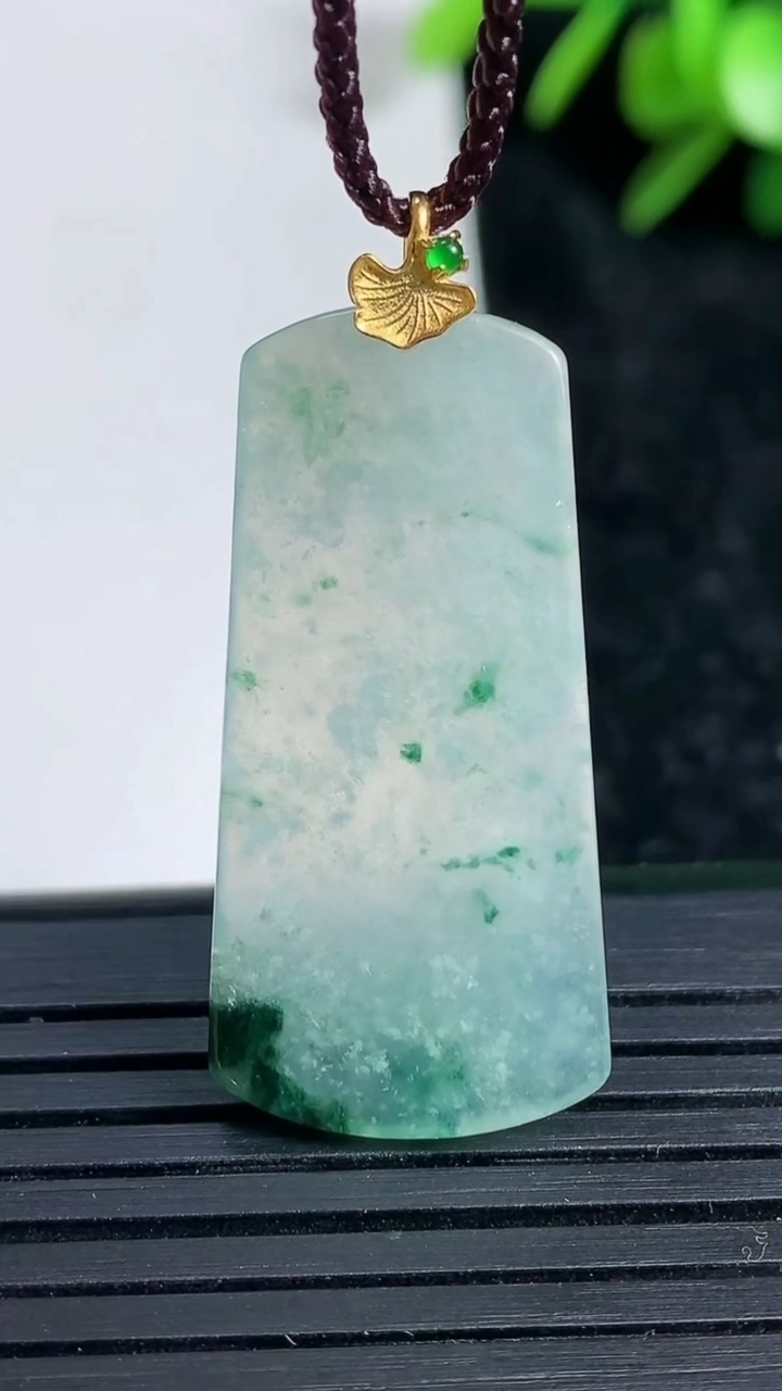 天然A货翡翠18K金飘花无事牌吊坠尺寸33.4-16.2-2.3重量:4.29g
3月22日