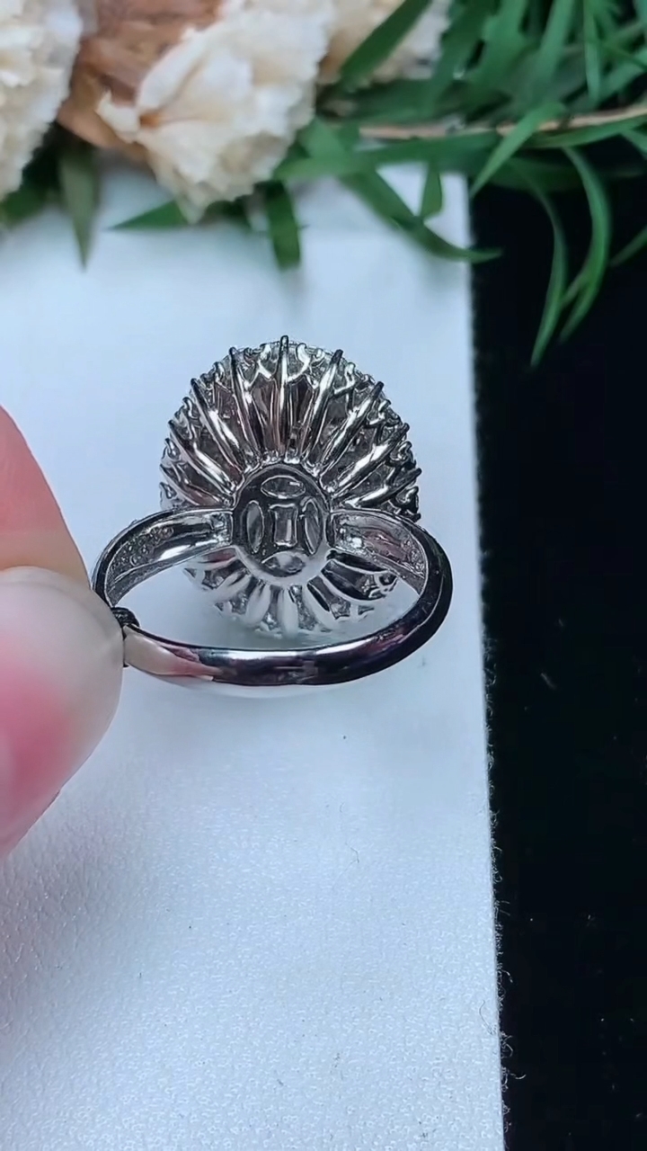 天然A货翡翠蛋面戒指，尺寸17.5-17-12.7，重量:6.79g2026年3月22日
工厂直销收藏佳品,种好水足，色泽均匀，有种有色，上手高大气！