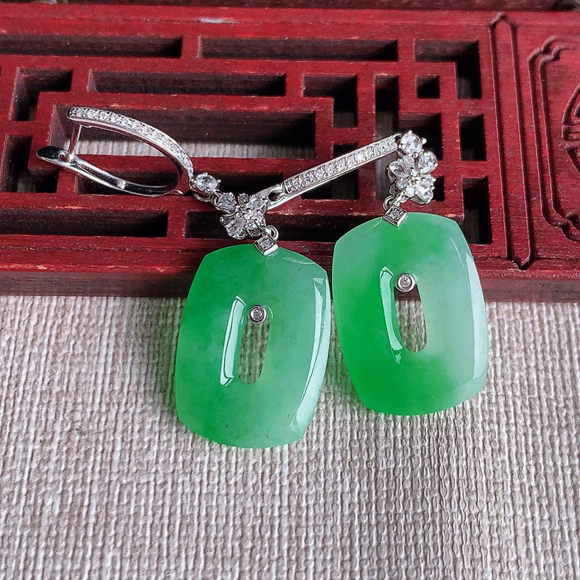 天然A货翡翠18K金伴钻镶嵌飘绿平安环耳坠 
尺寸19.5-14.3-2.6mm 重量5.66g 0