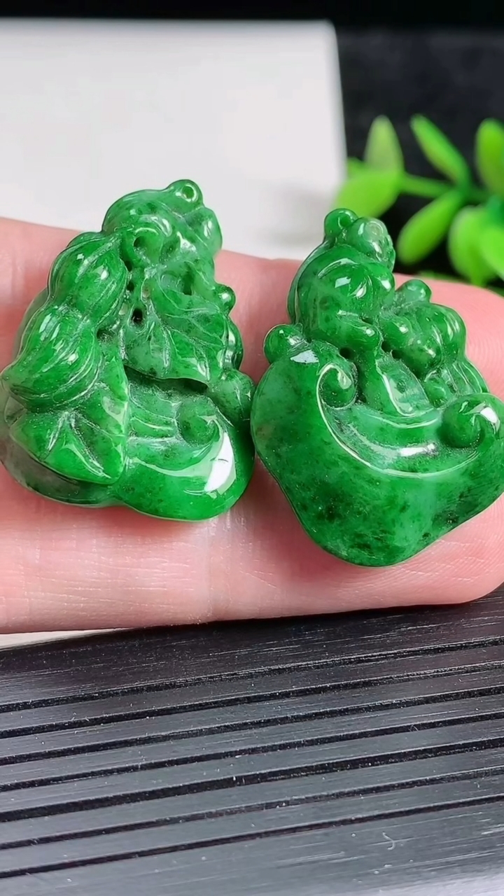 天然A货翡翠如意头吊坠一对，尺寸30-22-10.5，重:g
3月22日