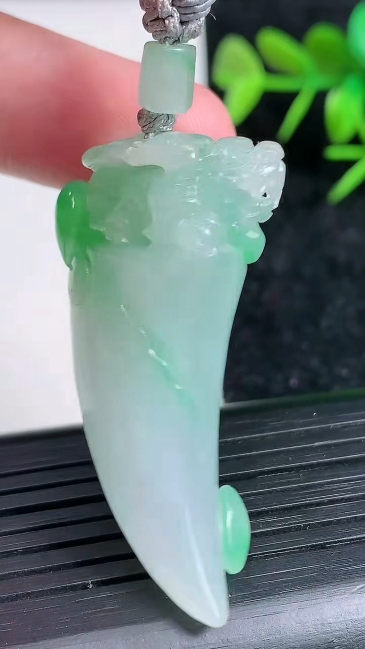 天然A货翡翠龙牙吊坠尺寸47.4-22.6-13.4重量:22.61g
3月22日