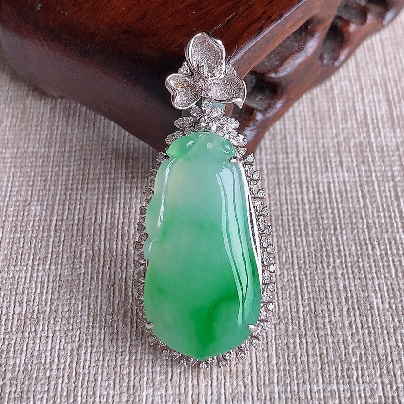 天然A货翡翠18K金伴钻镶嵌飘阳绿福瓜吊坠 
尺寸43.5-18.5-9裸石28.5-14.8mm 