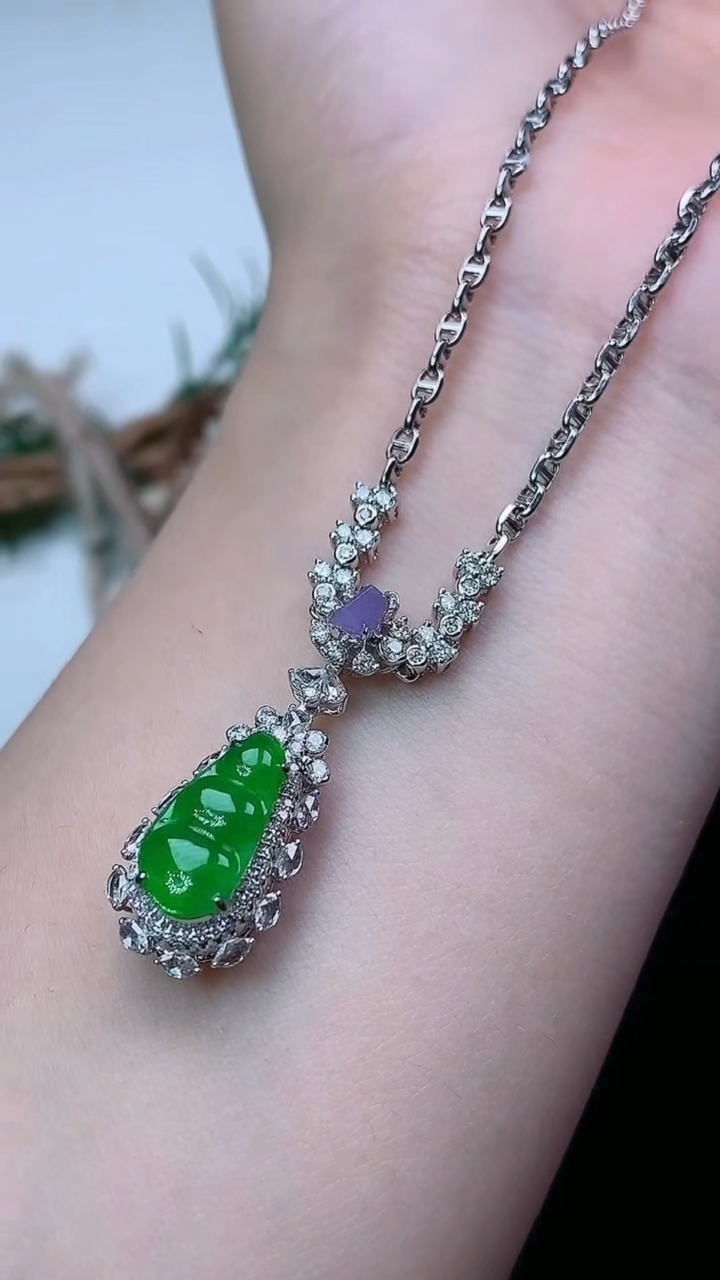 天然A货翡翠福豆项链，尺寸13.4-6.7，重量:6.54g3月22日
工厂直销收藏佳品,种好水足，色泽均匀，有种有色，上手高大气！