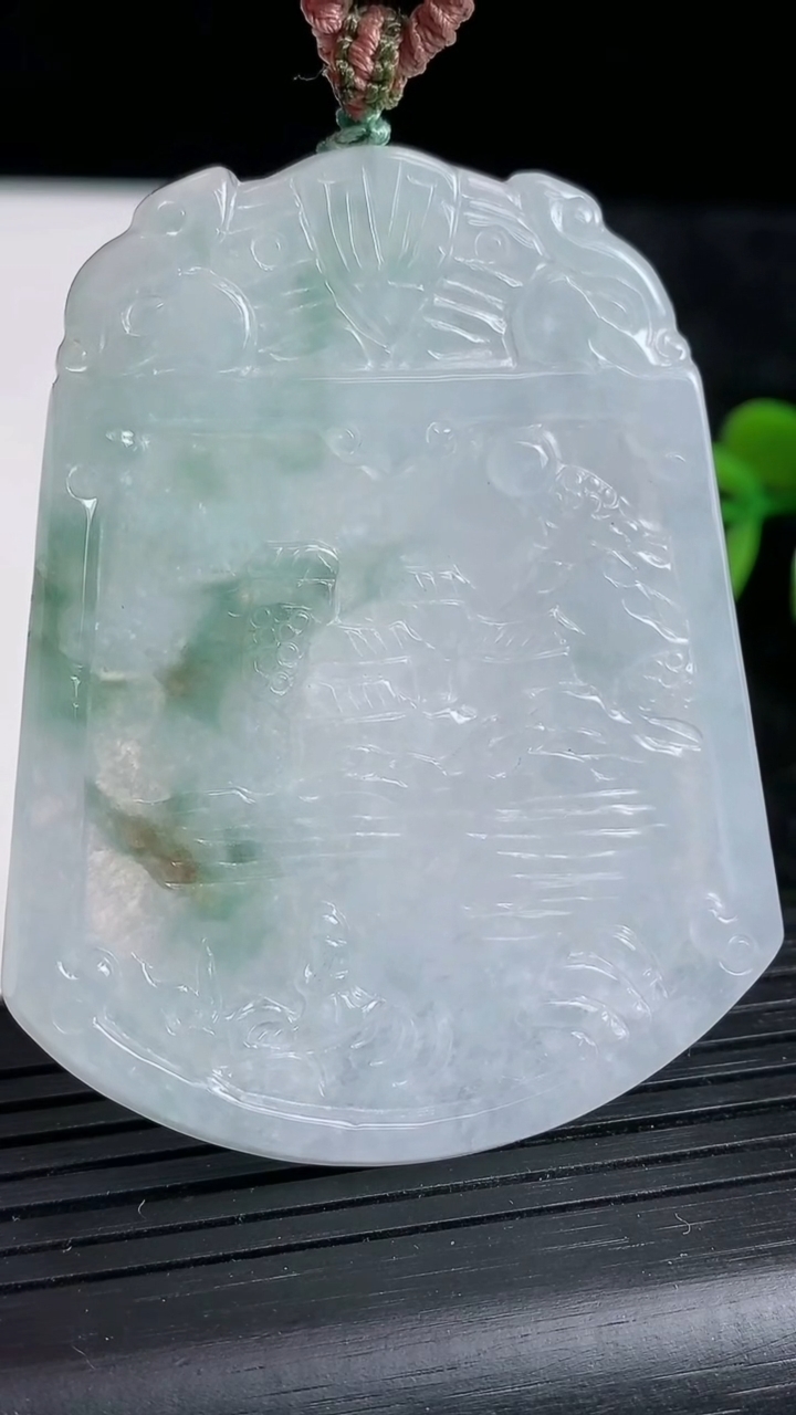 天然A货翡翠牌吊坠，尺寸59-46.2-3.7，重:25.81g
3月22日