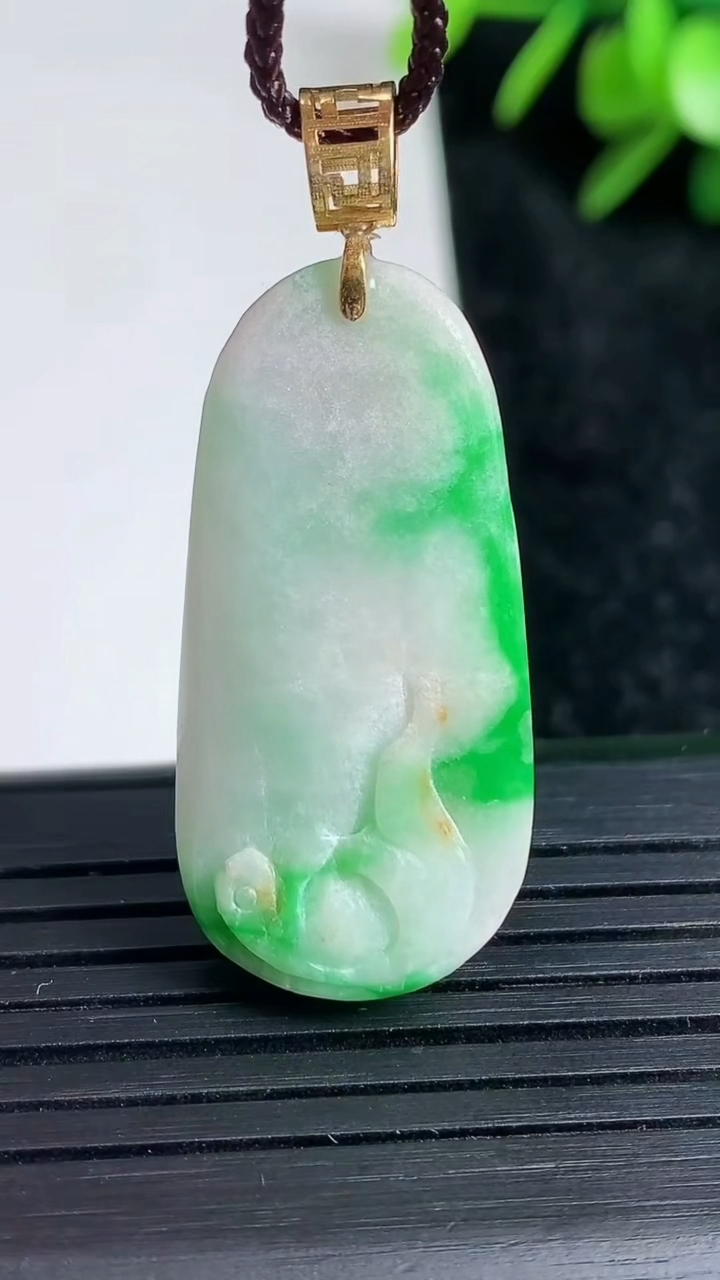 天然A货翡翠和和美美 荷花吊坠尺寸33.2-16.3-8.3重量:8.57g
3月22日