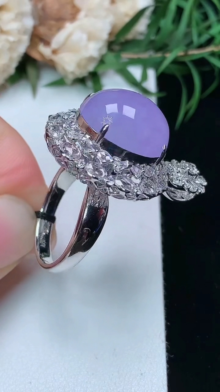 天然A货翡翠紫罗兰蛋面戒指 吊坠两用款，尺寸17.3-15.5-13.3，重量:10.38g2026年3月22日
工厂直销收藏佳品,种好水足，色泽均匀，有种有色，上手高大气！