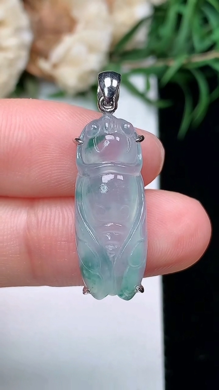 天然A货翡翠飘花一鸣惊人吊坠，尺寸23.2-9.4-5.6，重量:3.21g
3月22日