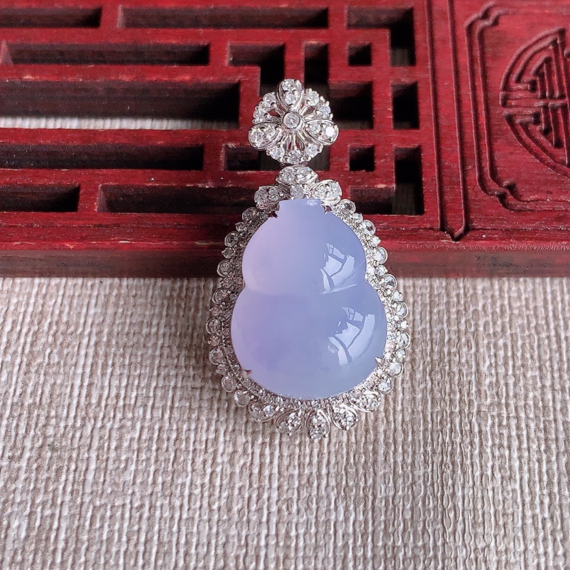 天然A货翡翠18K金伴钻镶嵌紫罗兰葫芦吊坠 
尺寸31.2-17.6-12.6裸石16.8-12.8mm 重量6.18g 0320