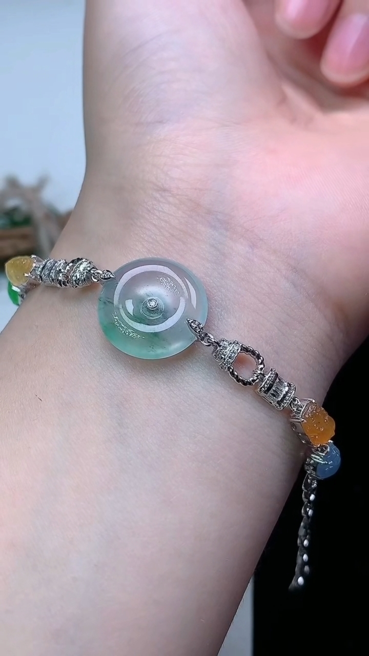 天然A货翡翠飘花平安扣手链，尺寸15.4-4，重量:9.37g
3月22日