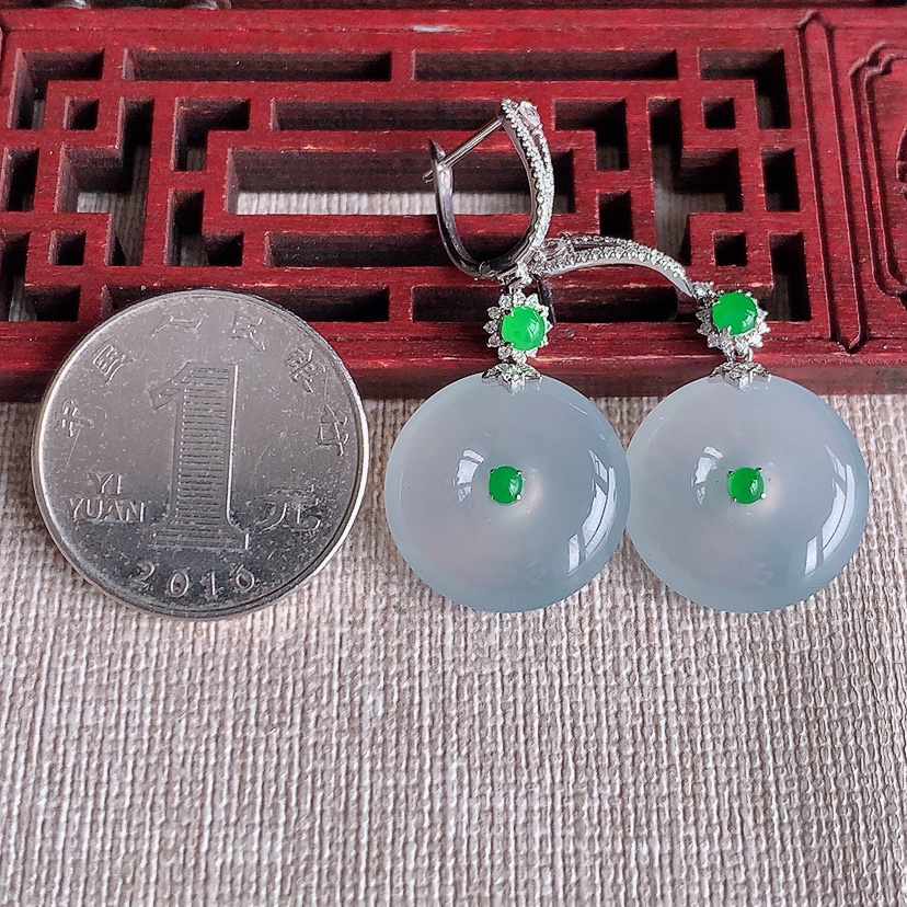 天然A货翡翠18K金伴钻镶嵌白月光平安扣耳坠 
尺寸18-5.6mm 重量9.83g 0320