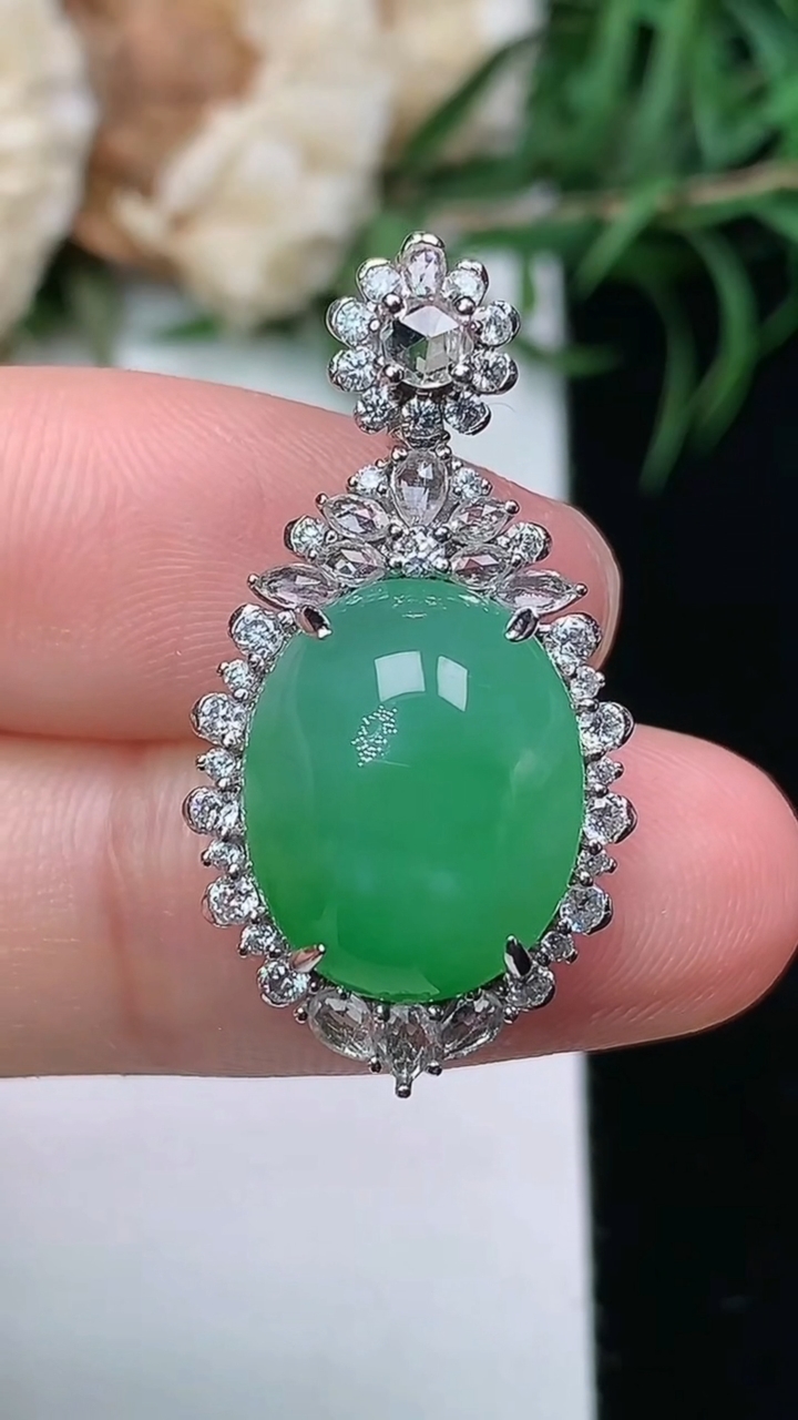 天然A货翡翠蛋面吊坠，尺寸29-15.3-9.3，裸石13.6-11.3，重量:4.17g
3月22