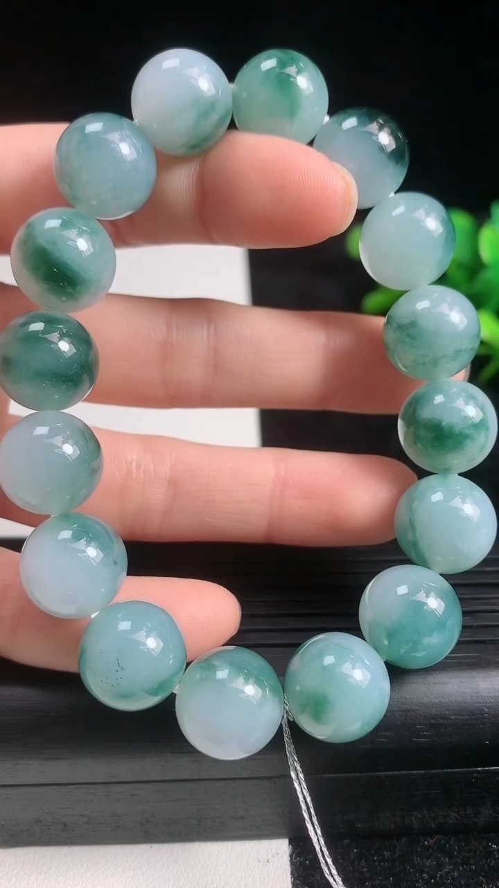 天然A货翡翠种飘花圆珠手串尺寸12.5-16颗重量:55.13g3月22日
工厂直销收藏佳品,种好水