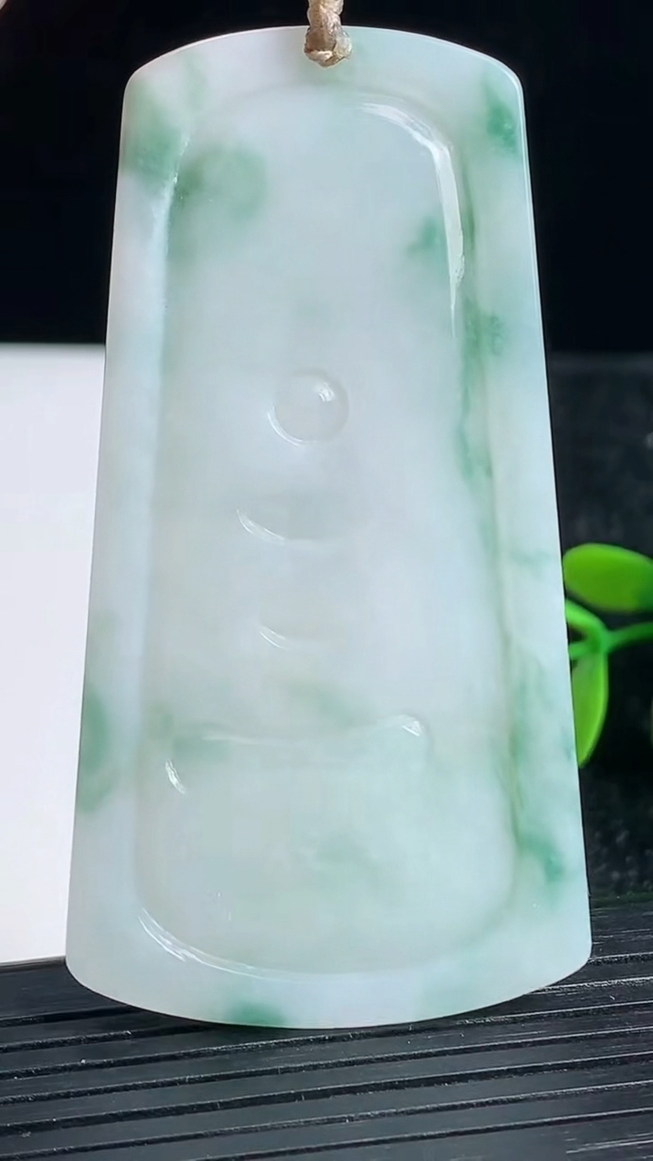 天然A货翡翠飘花文殊菩萨吊坠尺寸68.7-36.7-4.6重量:27.46g
3月22日