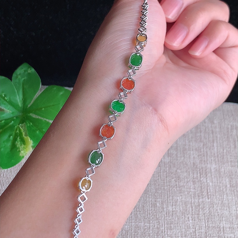 天然A货翡翠18K金镶嵌三彩蛋面手链 
尺寸6.5-4.3mm 重量5.45g 0320