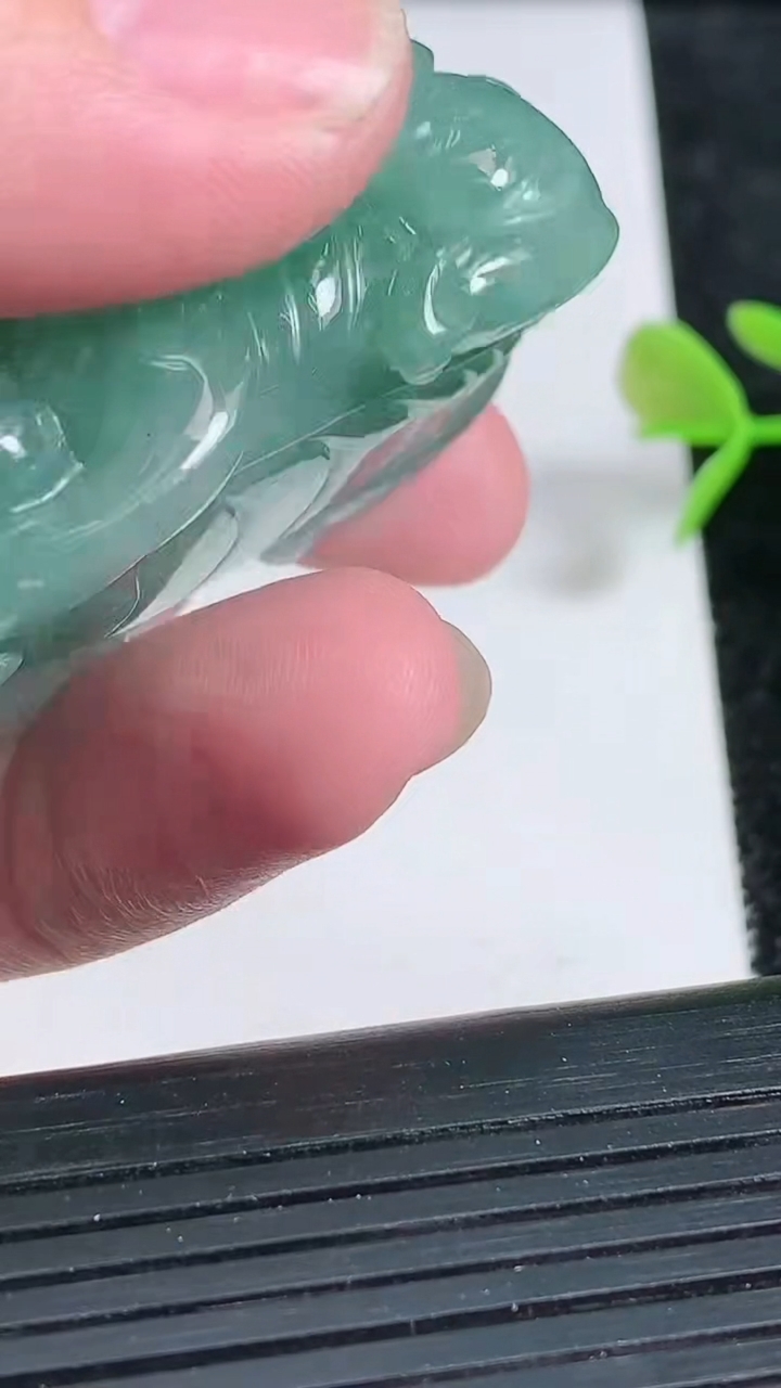 天然A货翡翠貔貅吊坠尺寸54.2-31.8-18，重:71.28g
3月22日