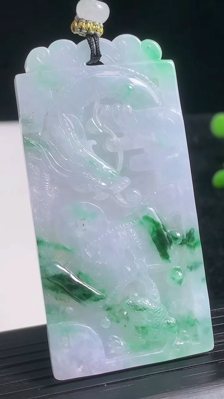 天然A货翡翠龙牌吊坠尺寸65.3-32.5-5.6重量:41.99g
3月22日