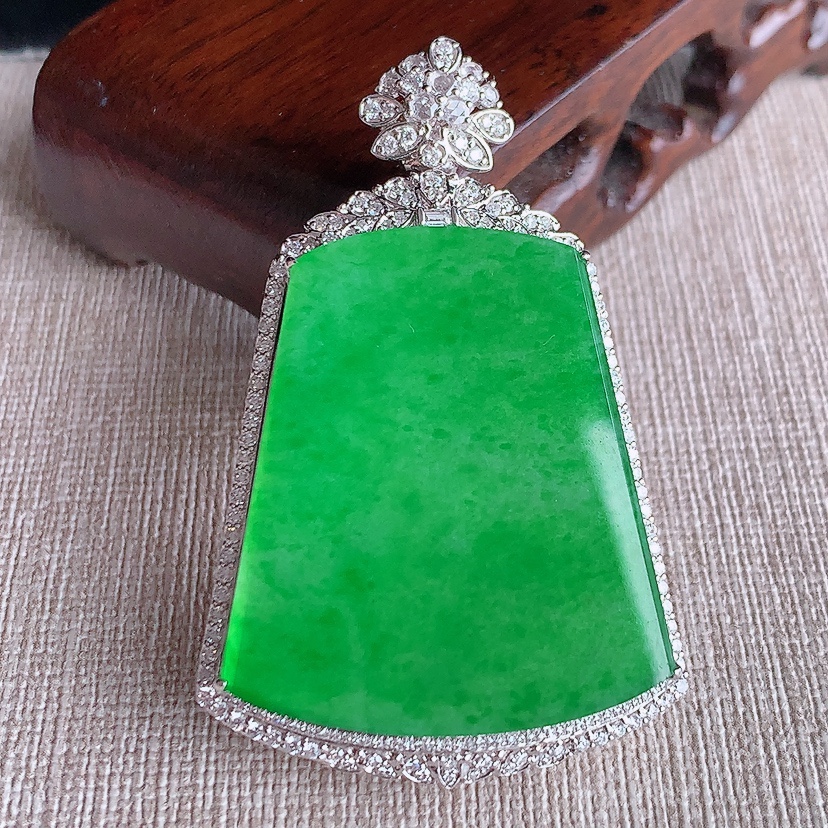 天然A货翡翠18K金伴钻镶嵌阳绿无事牌吊坠 
尺寸54.4-35-11.4裸石35.5-31mm 重量19.88g 0321