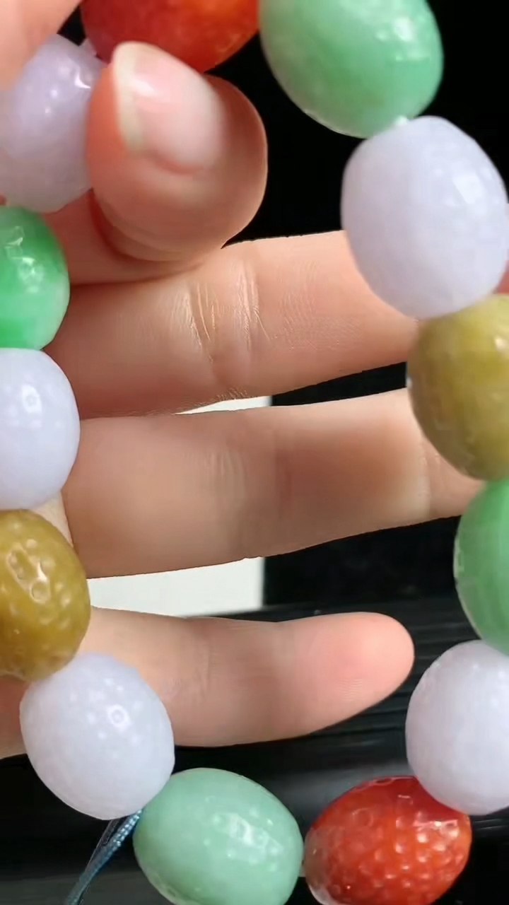 天然A货翡翠三彩路路通手串尺寸12.5-14.2重量:52.44g3月22日
工厂直销收藏佳品,种好水足，色泽均匀，有种有色，上手高大气！