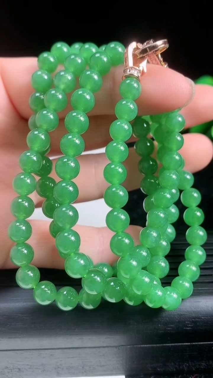 天然A货翡翠圆珠项链尺寸5.3-108颗重量:42.14g
3月22日