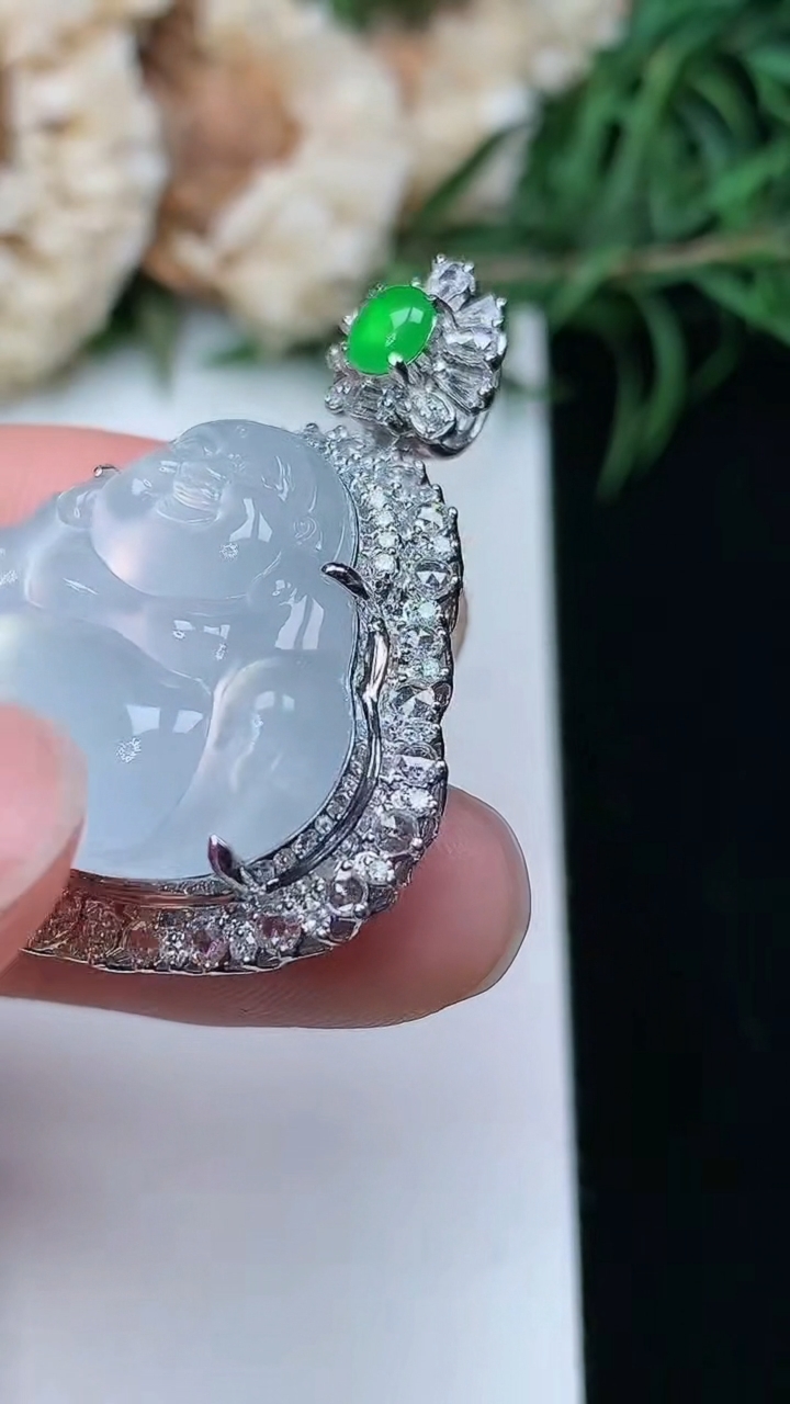 天然A货翡翠白冰佛公吊坠，尺寸35-28.2-12.2，裸石20.4-23.6，重量:11.56g
3月22日，重量:11.56g