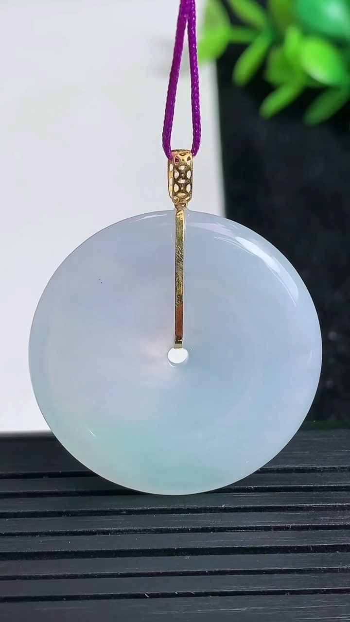 天然A货翡翠18K金春带彩紫罗兰平安扣吊坠尺寸30.8-5重量:10.56g
3月22日