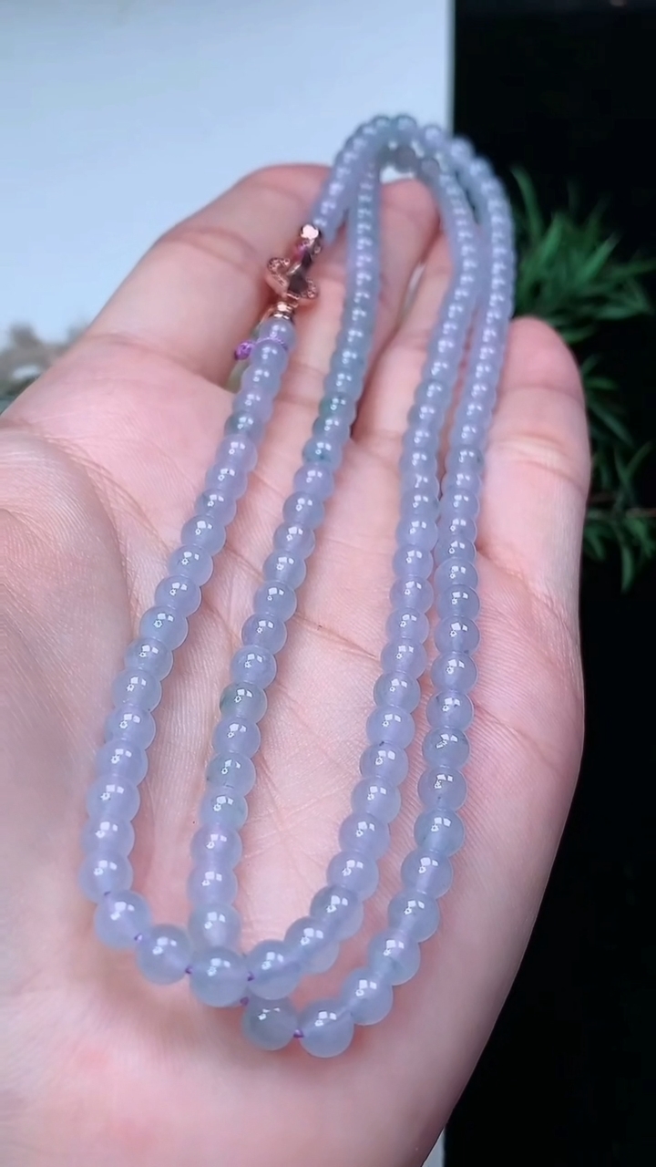 天然A货翡翠飘花圆珠项链，尺寸4.4-138颗，重量:22.43g3月22日
工厂直销收藏佳品,种好