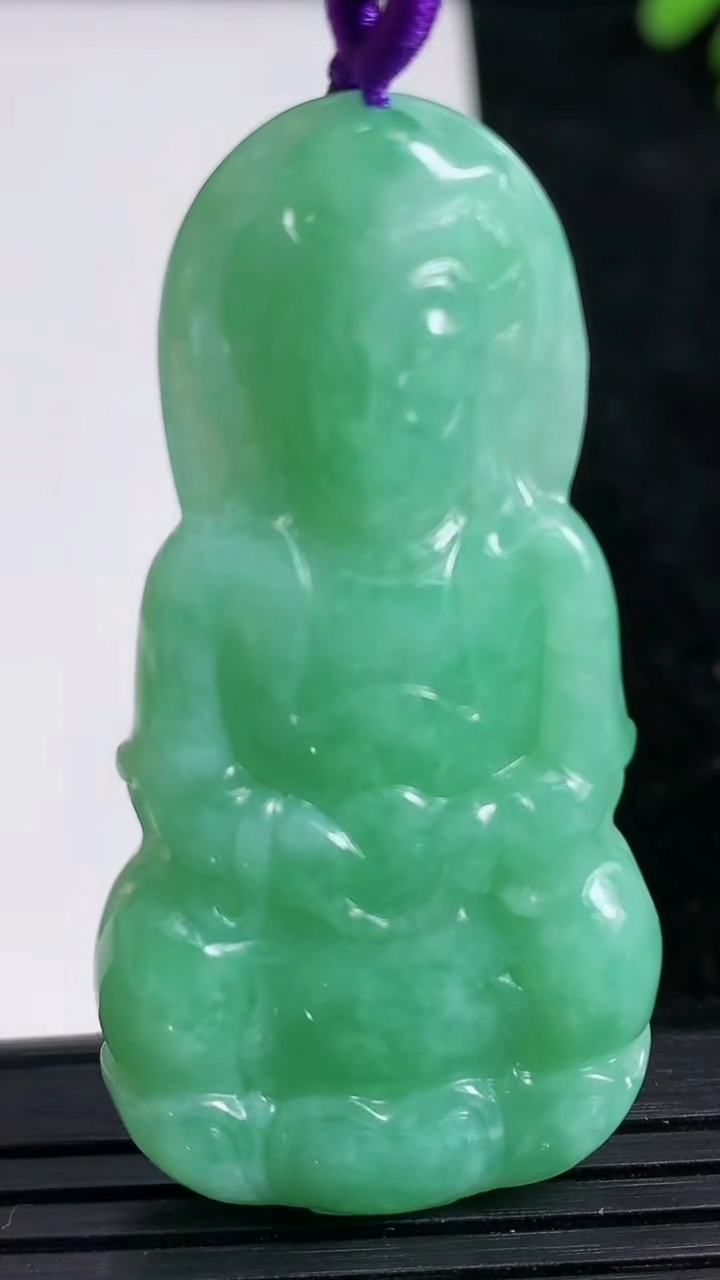 天然A货翡翠观音菩萨吊坠尺寸53.4-27.5-5.8重量:16.81g
3月22日