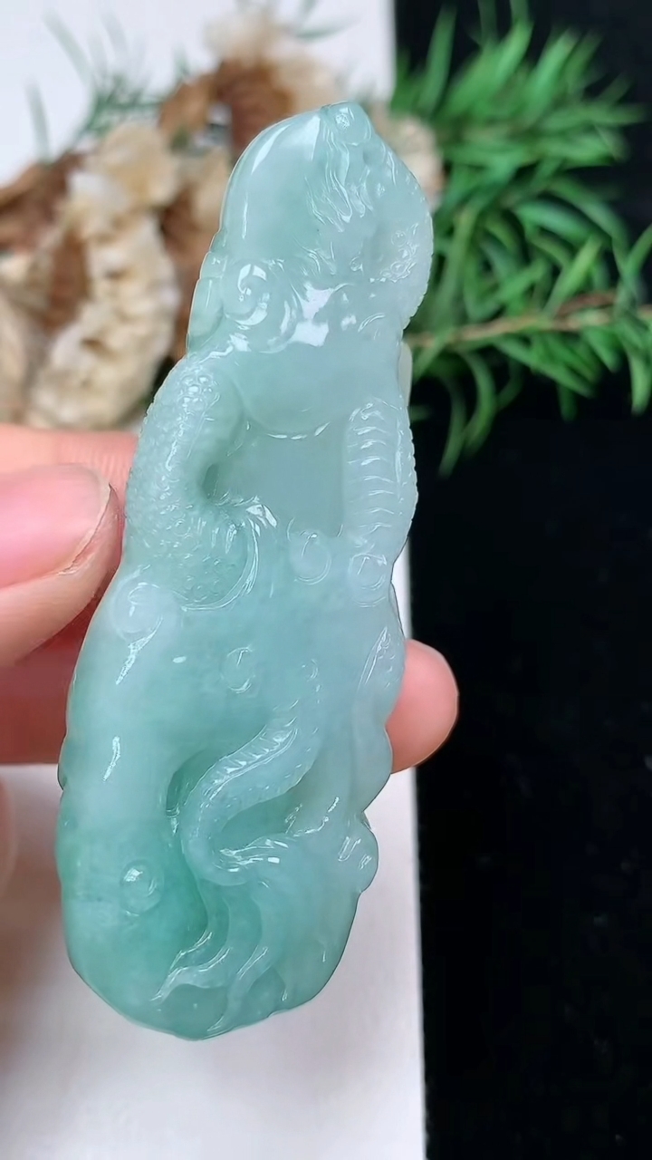 天然A货翡翠龙牌吊坠，尺寸67-23-13.5，重量:35.77g
3月22日