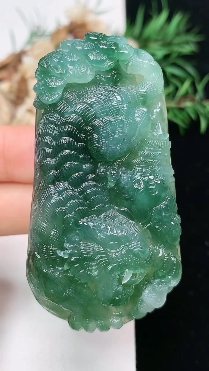 天然A货翡翠生肖虎吊坠，尺寸63.2-34.3-12.2，重量:52.77g
3月22日