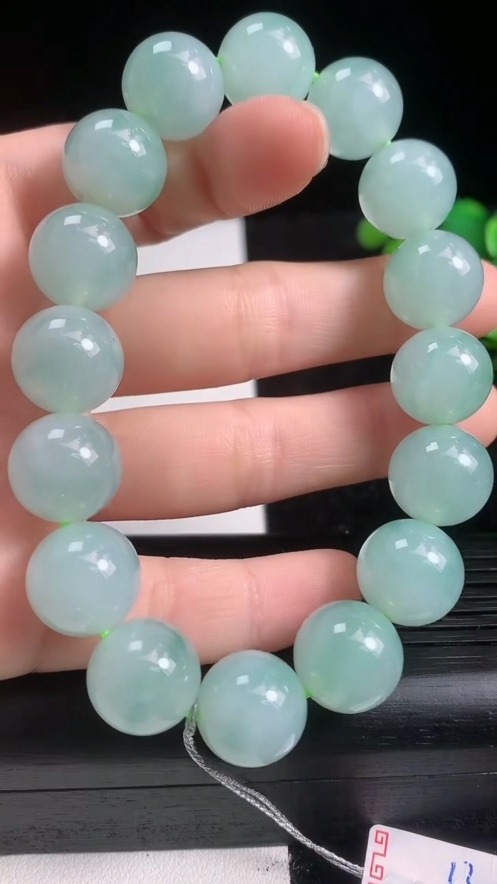 天然A货翡翠圆珠手串尺寸13-16颗重量:60.44g3月22日
工厂直销收藏佳品,种好水足，色泽均匀，有种有色，上手高大气！