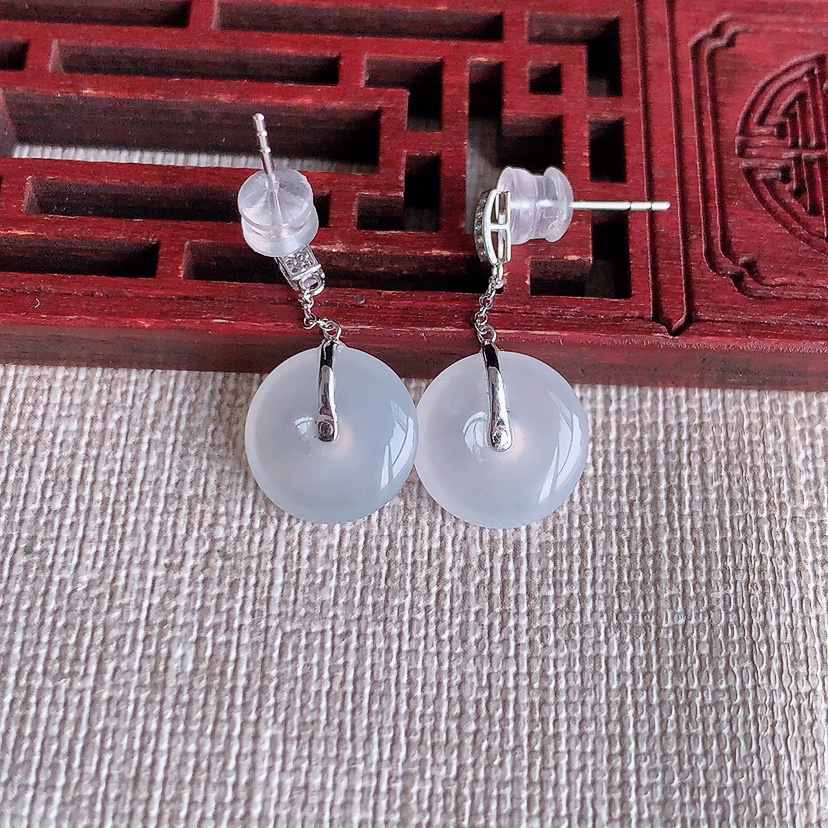 天然A货翡翠18K金镶嵌白冰白月光平安扣耳坠 
尺寸11.7-3mm 重量2.48g 0322