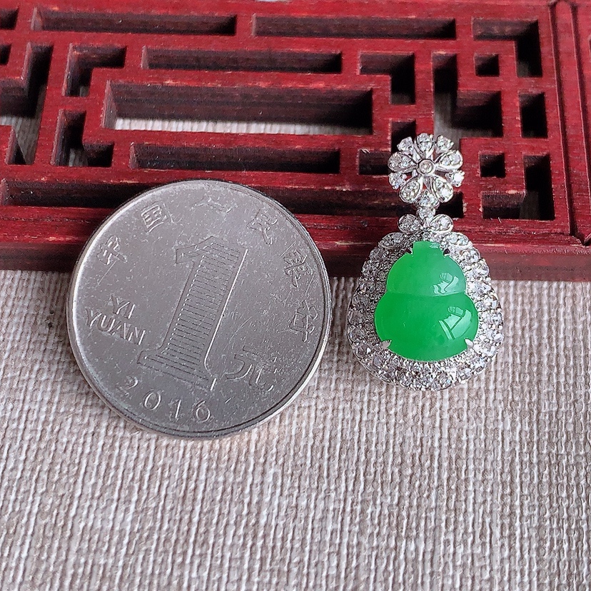 天然A货翡翠18K金伴钻镶嵌阳绿葫芦吊坠 
尺寸24-14.5-10.5裸石10.7-9mm 重量3.42g 0321