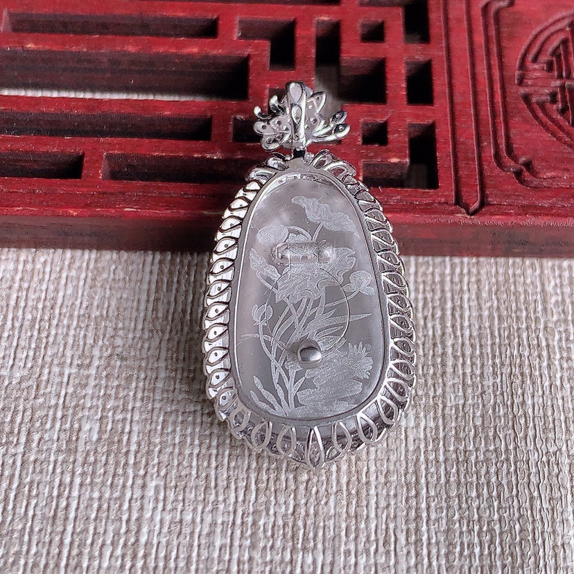 天然A货翡翠18K金伴钻镶嵌阳绿如意吊坠 
尺寸35.3-18-9裸石22.8-15mm 重量5.7