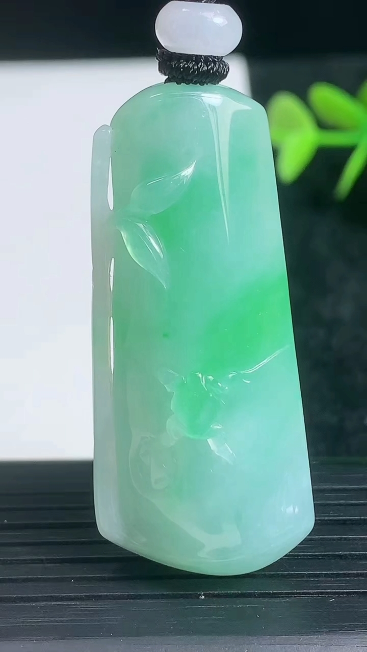 天然A货翡翠节节高升 竹节吊坠尺寸76.2-19.8-7.6重量:19.48g
3月22日