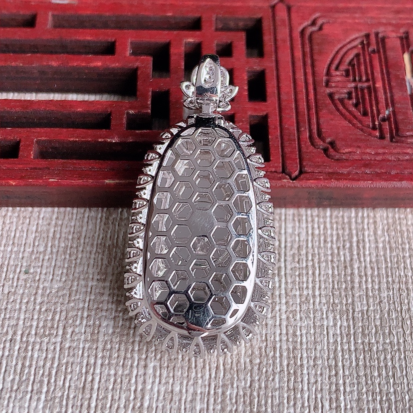 天然A货翡翠18K金伴钻镶嵌阳绿如意吊坠 
尺寸37.2-17.8-10.5裸石25.6-14.6m