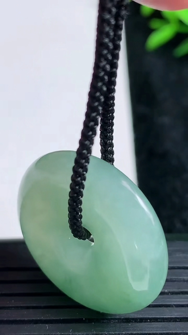 天然A货翡翠飘花平安扣吊坠，尺寸28.5-6.5，重:g
3月22日