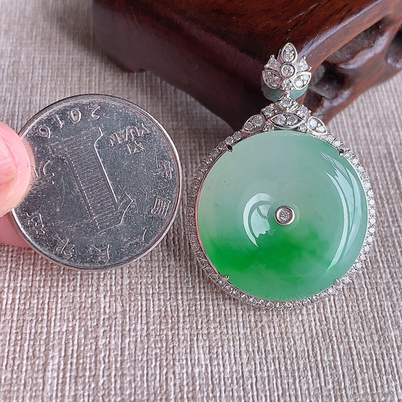 天然A货翡翠18K金伴钻镶嵌飘阳绿平安扣吊坠 
尺寸37.5-26.6-8.3裸石23.5mm 重量10.65g 0321