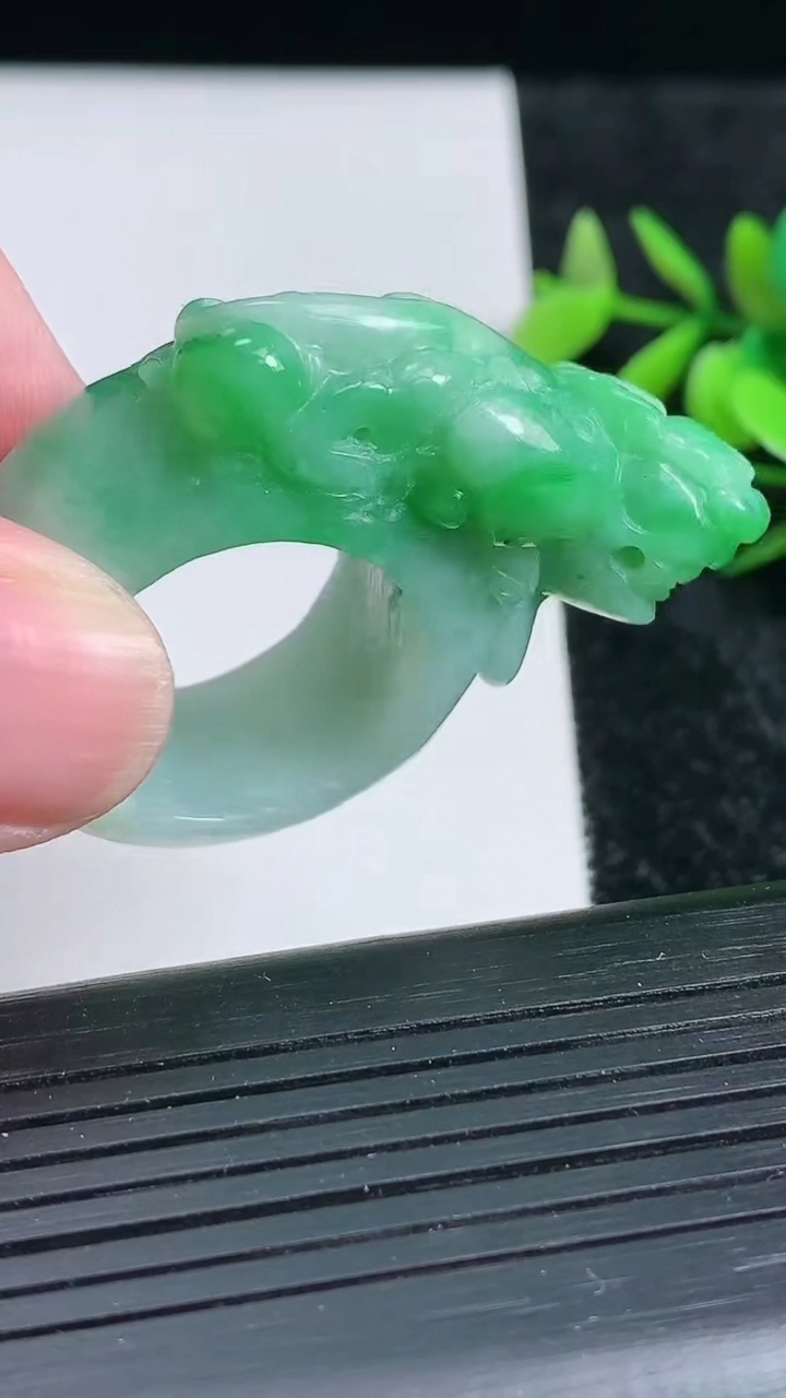 天然A货翡翠貔貅指环扳指，尺寸21-18-14.5，重:g2026年3月22日
工厂直销收藏佳品,种好水足，色泽均匀，有种有色，上手高大气！