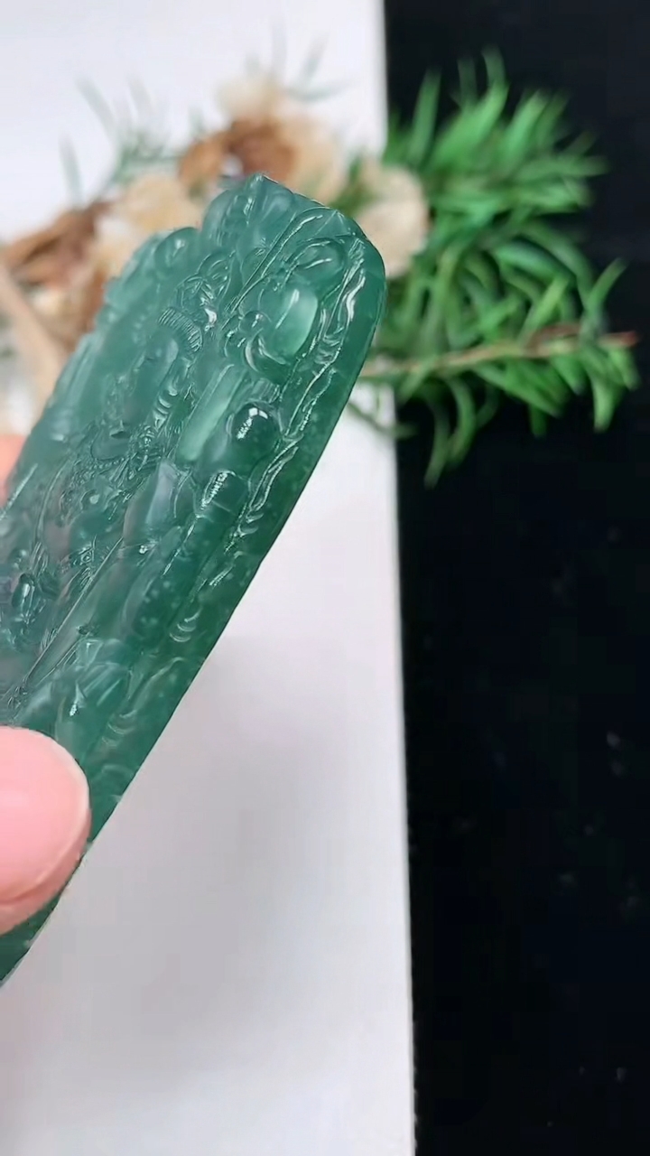 天然A货翡翠蓝水千手观音吊坠，尺寸70.7-40.2-7，重量:46.00g
3月22日