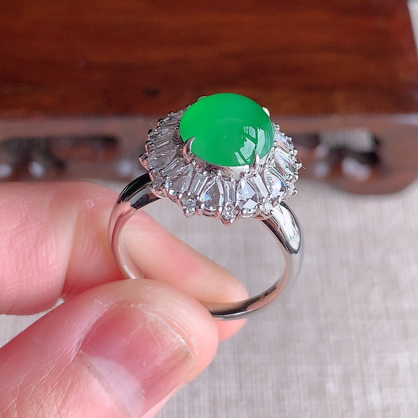 天然A货翡翠18K金伴钻镶嵌阳绿蛋面戒指 圈口17.5裸石
尺寸9.8-8.6mm 重量4.20g 