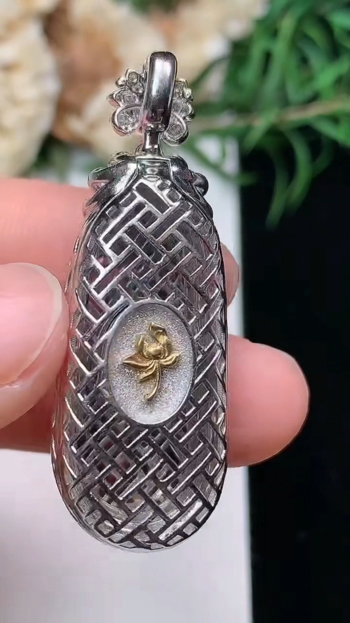 天然A货翡翠福瓜吊坠，尺寸40.8-14.4-9.6，裸石28.8-12.2，重量:8.46g
3月22日