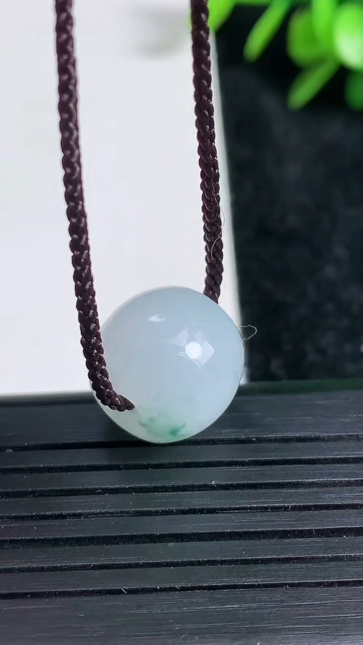 天然A货翡翠飘花路路通吊坠尺寸14.1-12.9重量:5.27g
3月22日