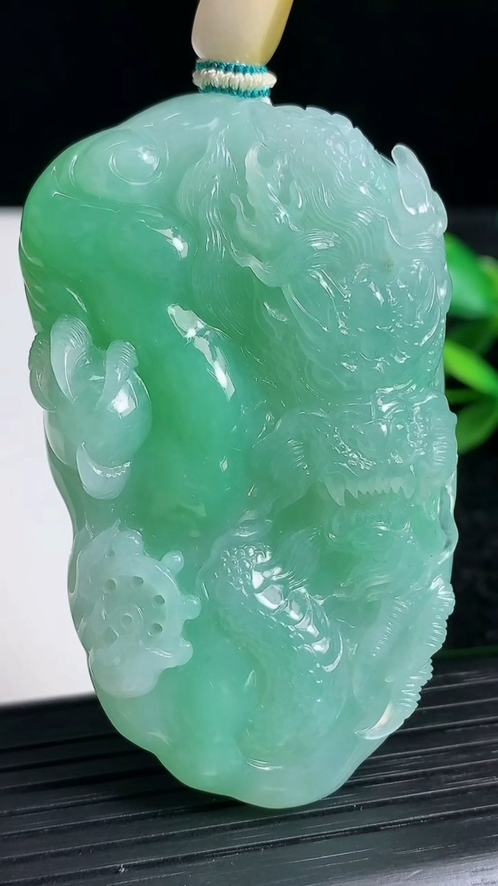 天然A货翡翠龙牌吊坠尺寸63.2-37.4-13.9重量:63.41g
3月22日