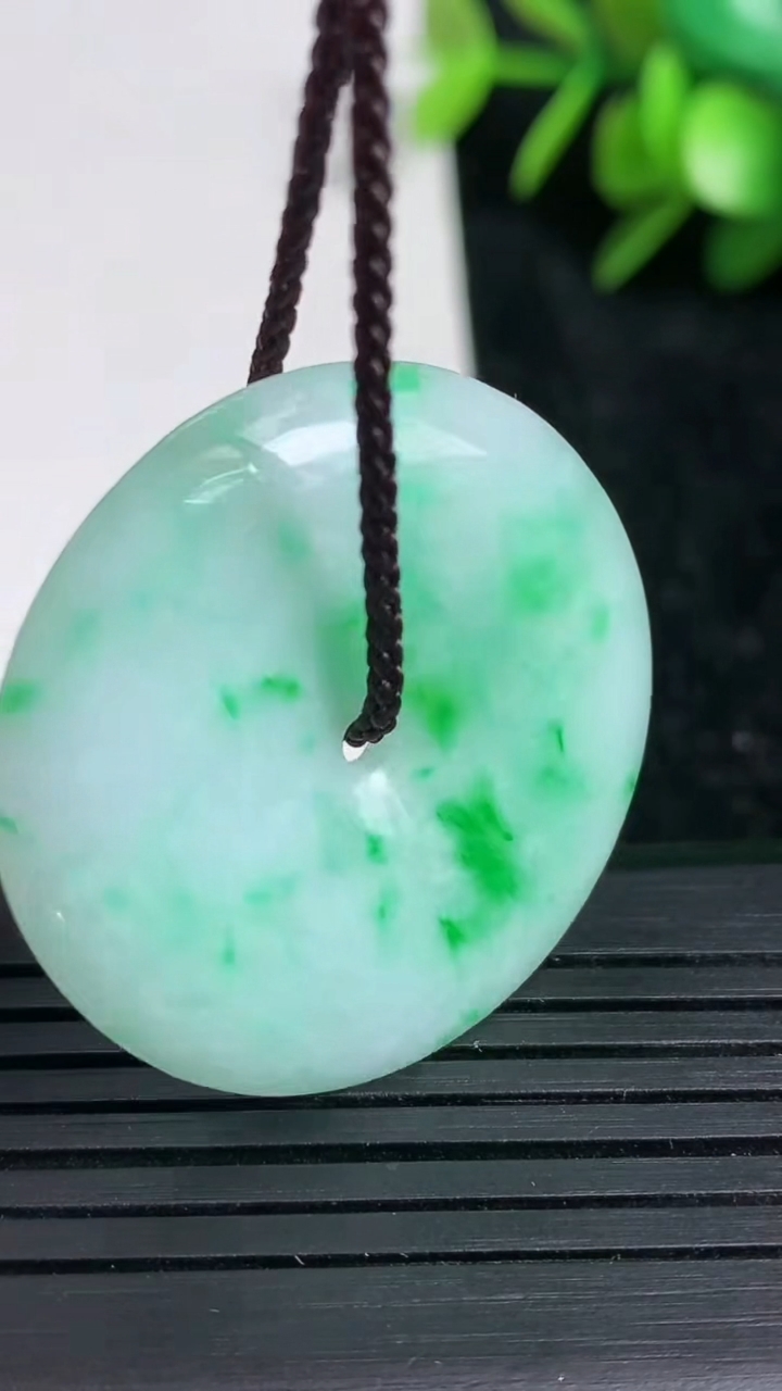 天然A货翡翠平安扣吊坠尺寸33-5.3重量:12.87g
3月22日