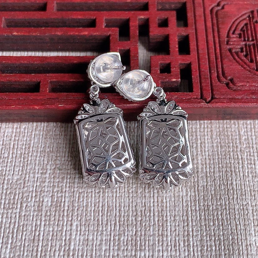 天然A货翡翠18K金伴钻镶嵌阳绿无事牌耳坠 
尺寸12-10.2-6.3mm 重量5.80g 0321